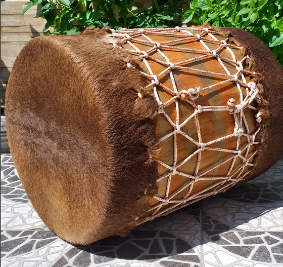 Tambor tradicional de madeira com couro e cordas